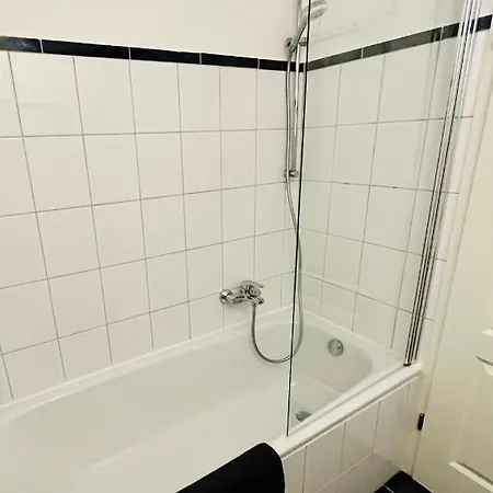 Aycatcherhomes - Lage I 4 Personen I 2 Schlafzimmer I Zentral I Altstadt I Naehe Fluss Lahn I Wlan I Sirius Apartment
